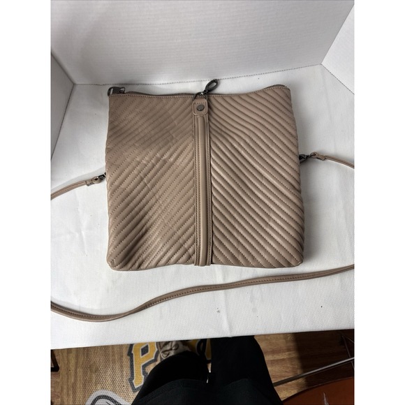 Steve Madden Zipper  Close Fold Over Purse Taupe Faux‎ Leather Shoulder Strap - Picture 1 of 16